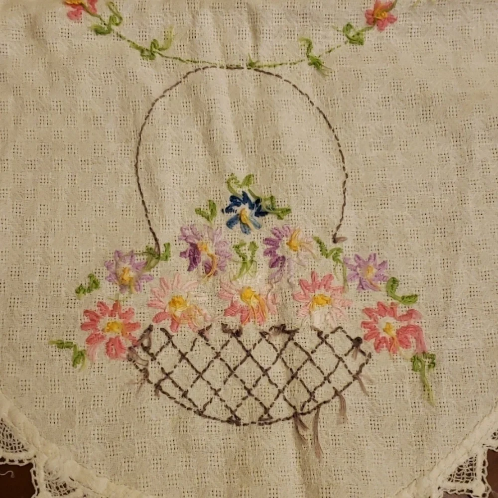 VINTAGE Hand Embroidered Table Runner Dresser Runner Oval 35